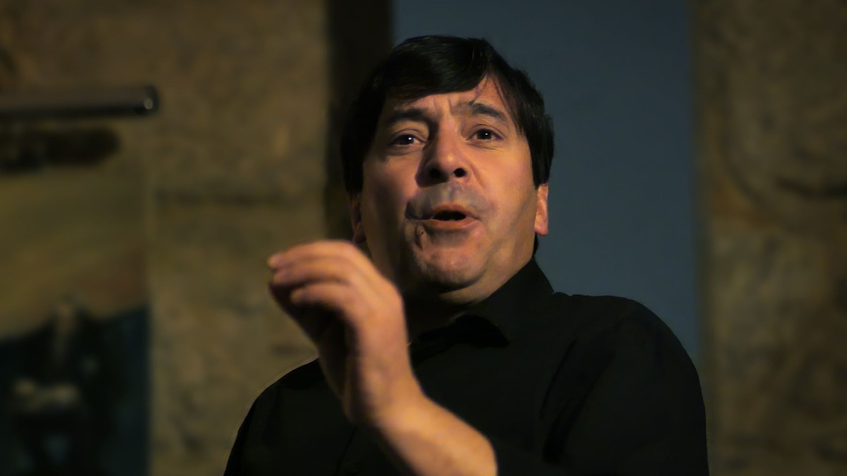 Cantor de Fado atuando ao vivo num restaurante local durante o Jantar de Fado e Tour Noturno com a Cooltour Oporto