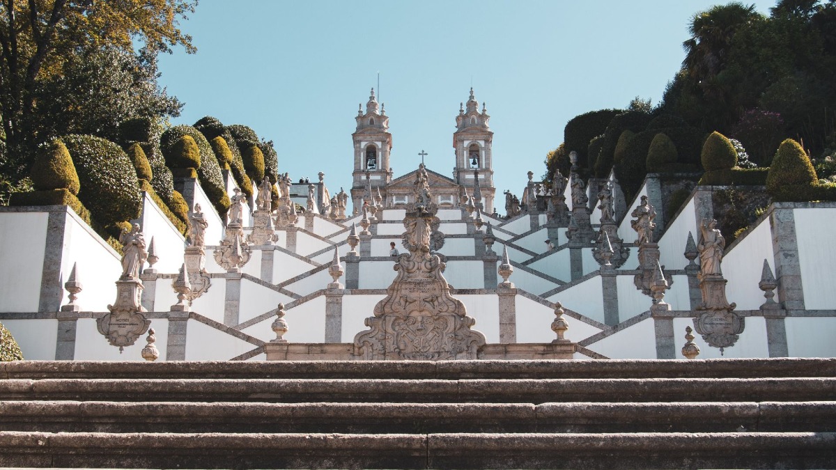 Escadaria icónica do Bom Jesus do Monte em Braga, Património Mundial da UNESCO, visitado durante um tour de Braga e Guimarães com a Cooltour Oporto