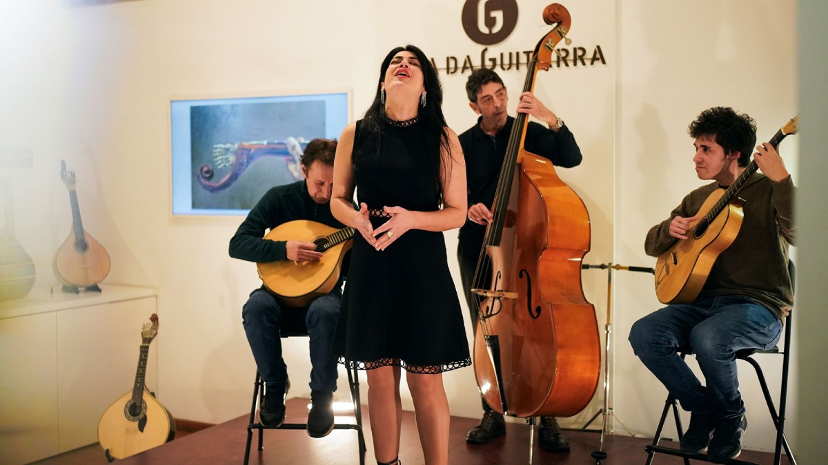 Concert live de Fado à la Casa da Guitarra à Porto avec une chanteuse et des musiciens sur scène