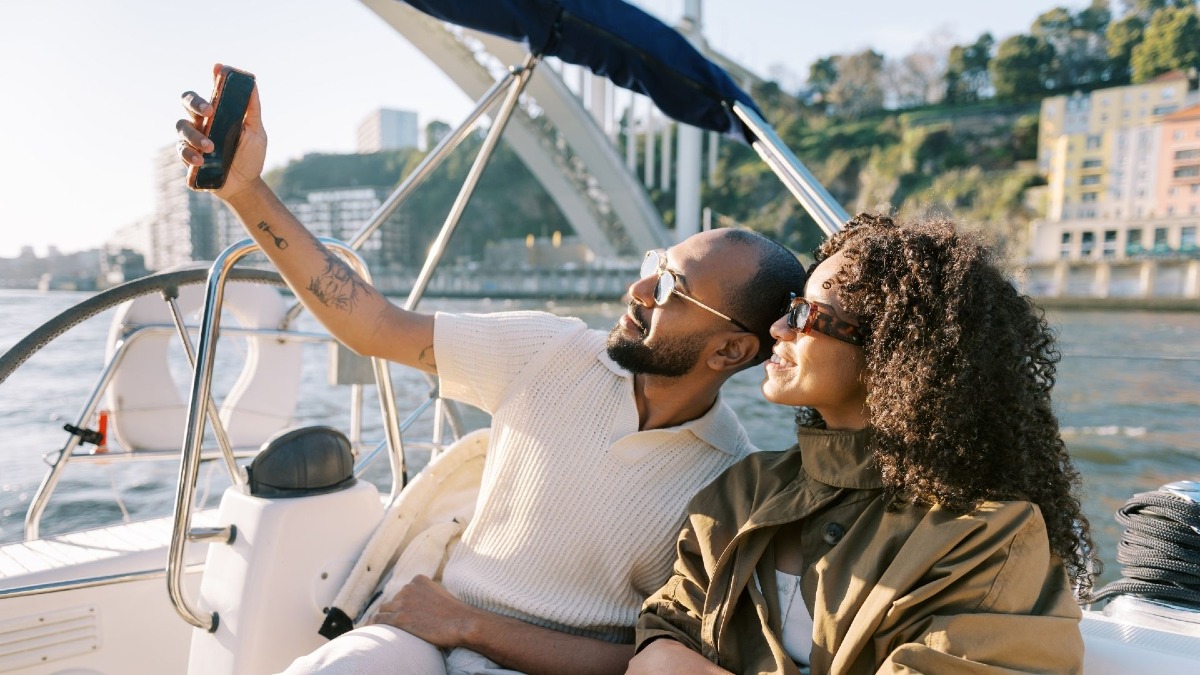 Sadp private sunset douro boat tour couple selfie