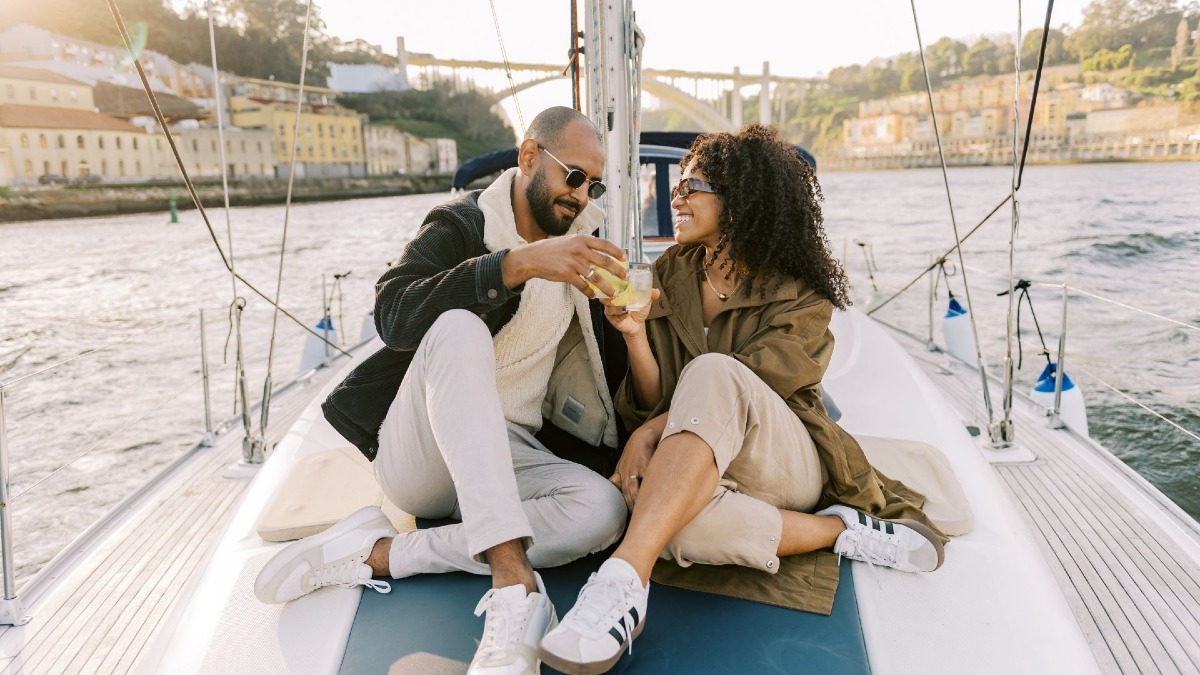 lKOt private sunset porto boat tour with couple drinking at the douro