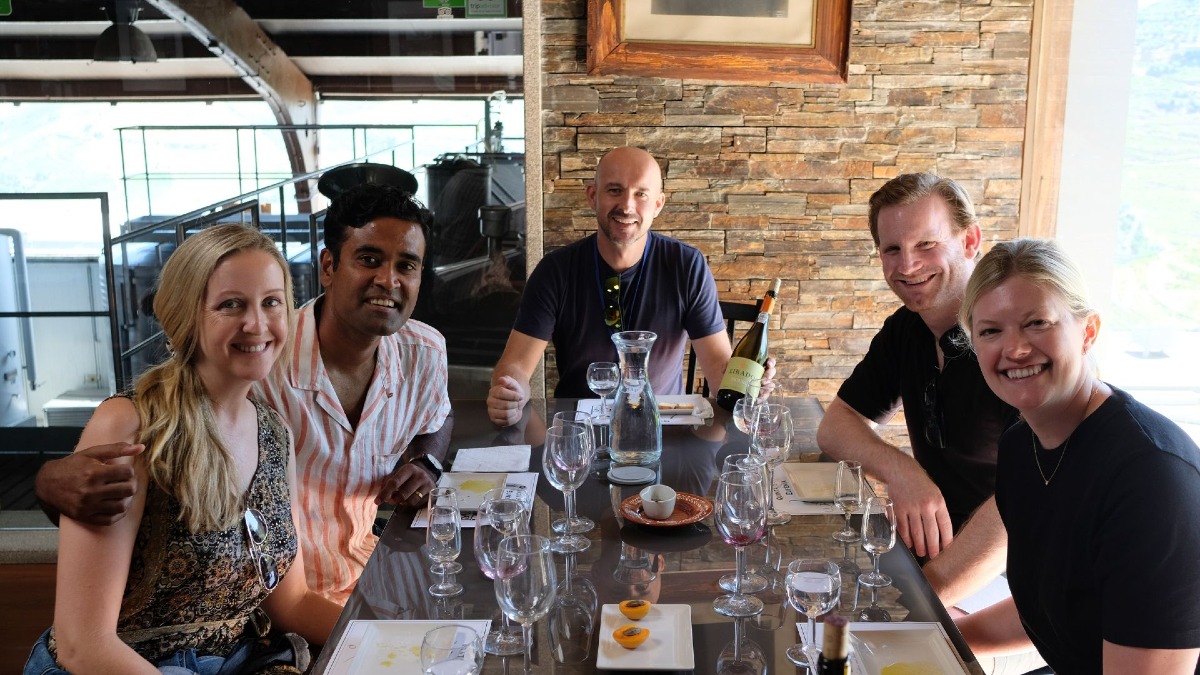 Dégustation de vins de Douro et de Porto après la visite d'un domaine lors d'une visite guidée dans la Vallée du Douro avec Cooltour Oporto