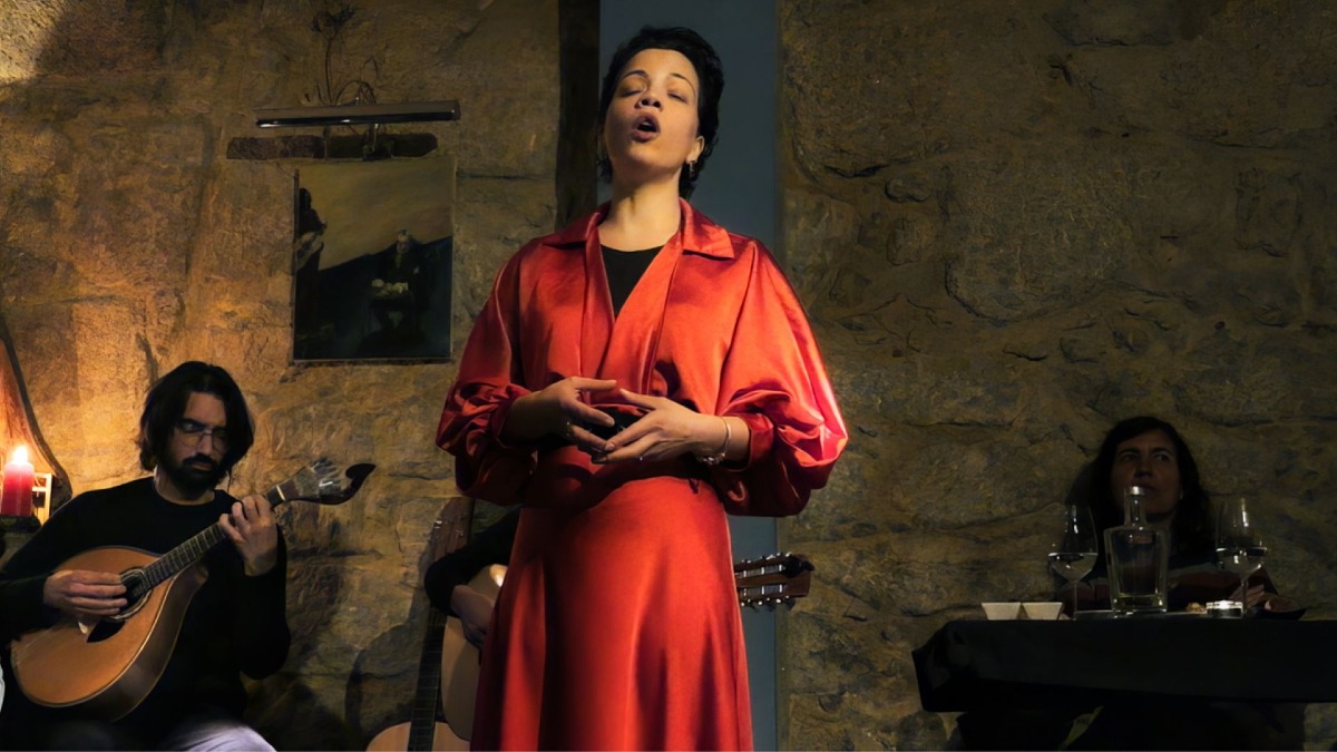 Cantora atuando ao vivo num restaurante local durante o Jantar de Fado e Tour Noturno no Porto com a Cooltour Oporto